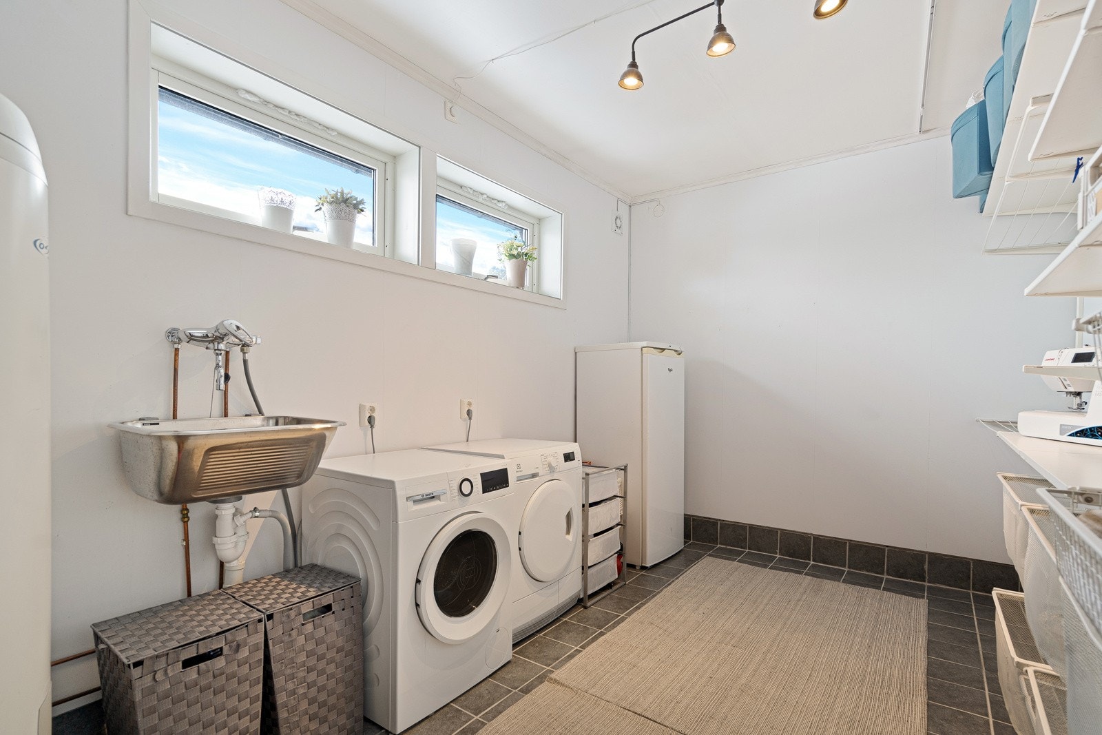 Stort og praktisk vaskerom i forbindelse med entrèen Galleribilde