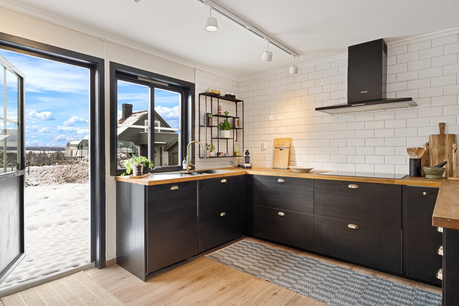 Utrolig arbeidsvennlig og hyggelig kjøkken med utgang til hagen på vestsiden Galleribilde