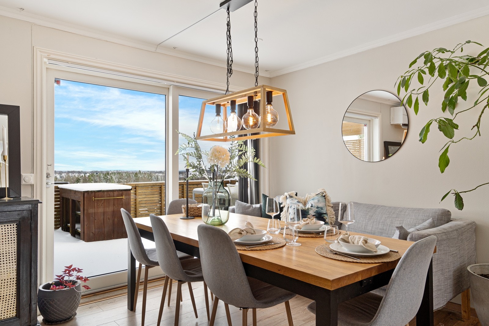 Stor spiseplass i tilknytning til kjøkkenet Galleribilde