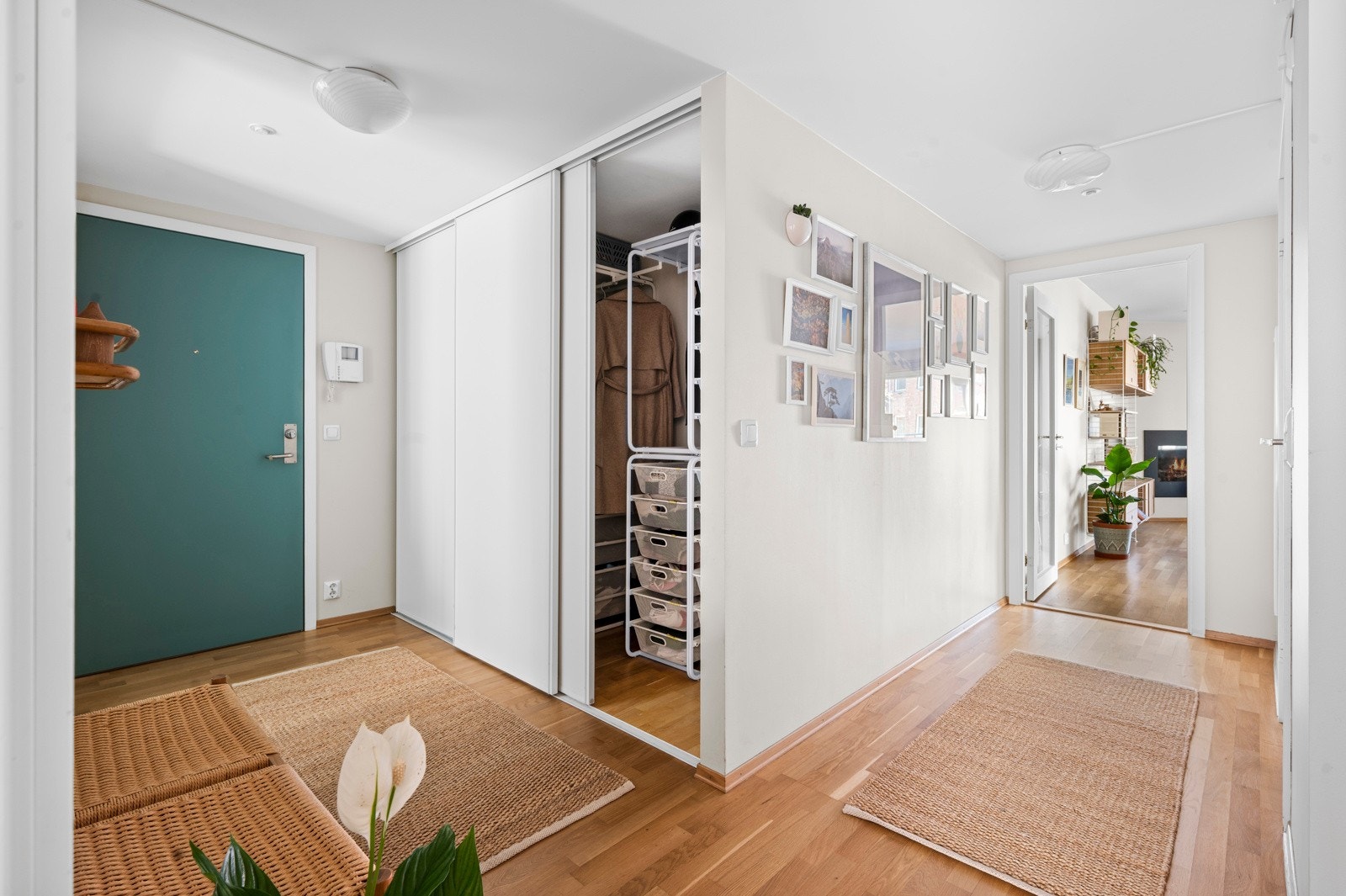 I Entréen er det montert en praktisk skyvedørsgarderobe som gir godt med oppbevaringsplass for yttertøy og sko Galleribilde