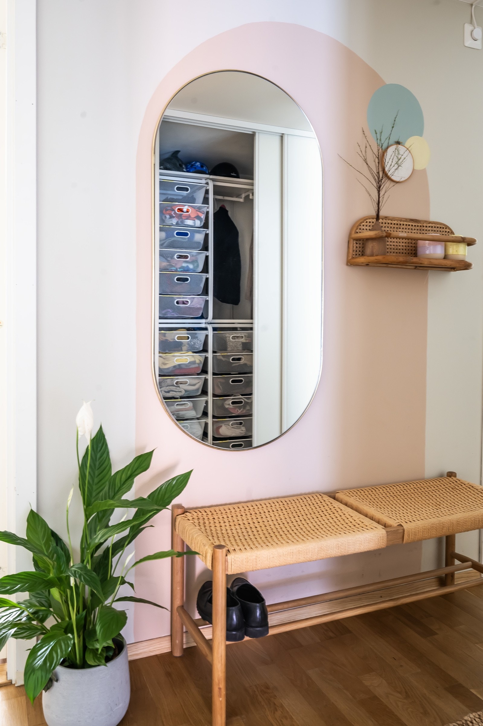 Lys og innbydende entré, med innredning i skyvedørsgarderoben som følger med Galleribilde