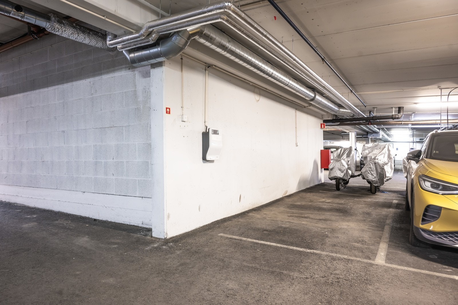 Seksjonen har en tilhørende parkeringsplass, med el-bil lader i felles avlåst parkeringsanlegg Galleribilde