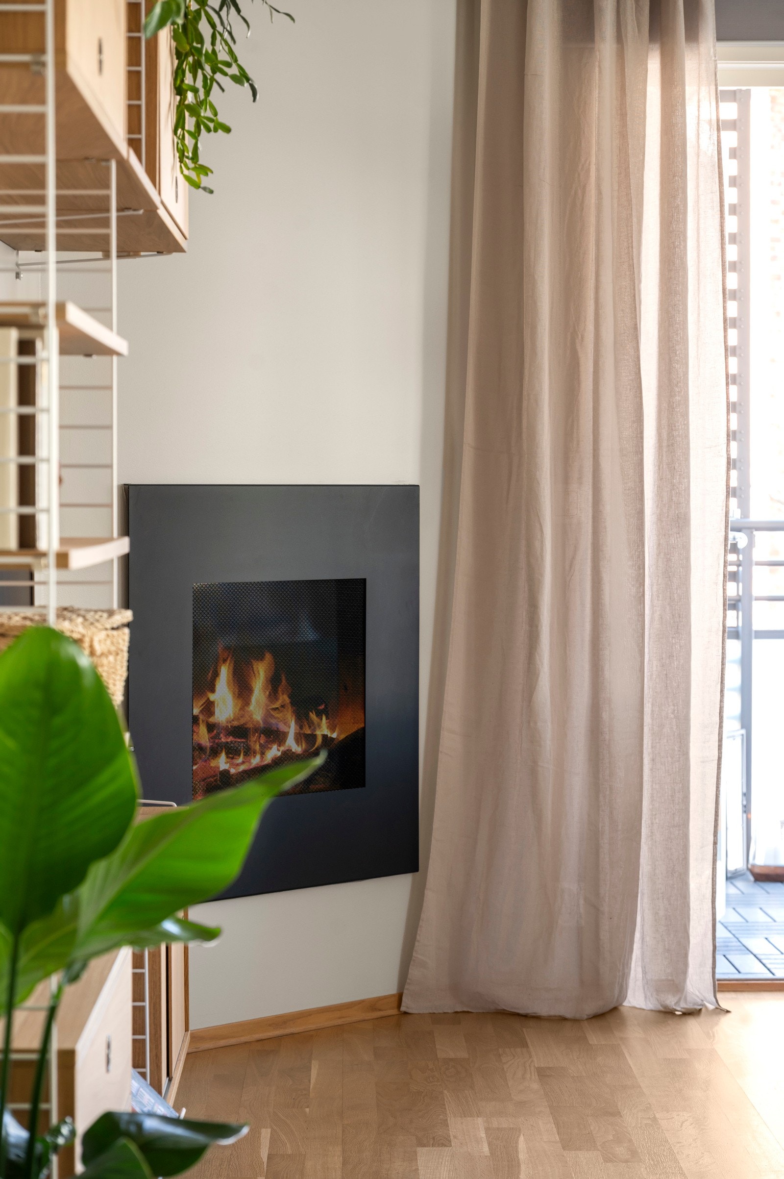 I boligen har du en elegant gasspeis som er plassert i hjørnet av stuen som bidrar med både varme og stemning, særlig på kjølige kvelder Galleribilde