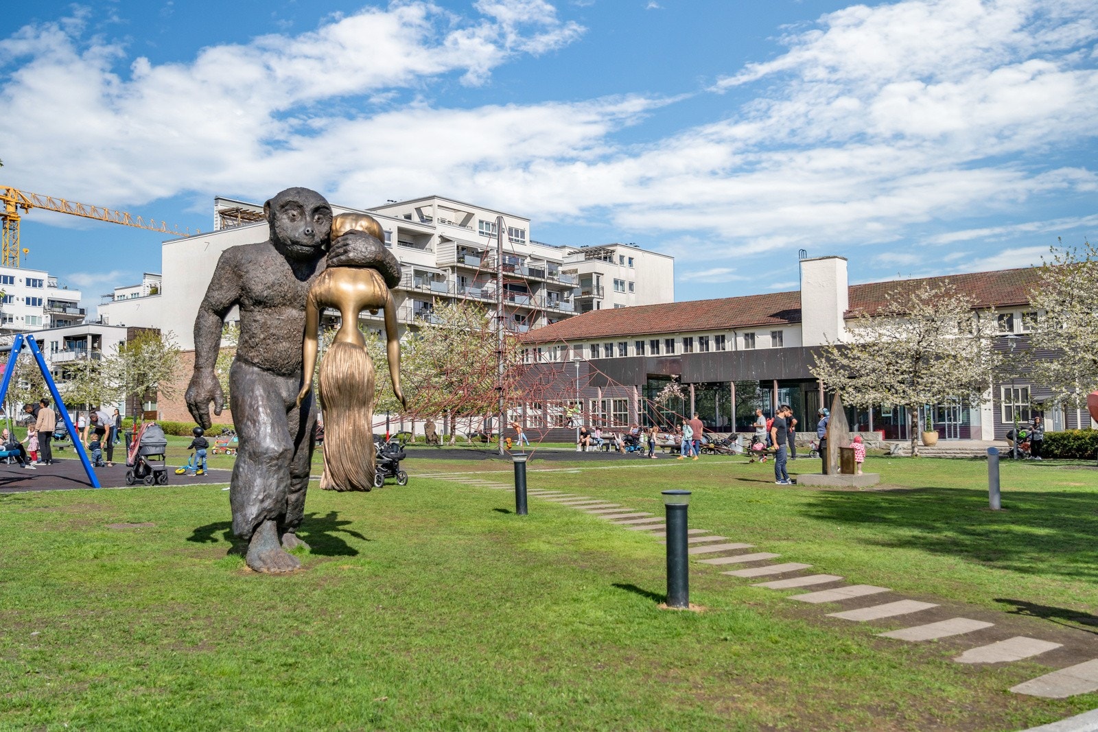 Lørenparken ligger like ved og er et populært samlingssted med jevnlige tilstelninger for beboere (markedsdager, Lørenløpet etc.). Nationaltheatret med populære oppsetninger og barnevennlige arrangementer er plassert i parken Galleribilde
