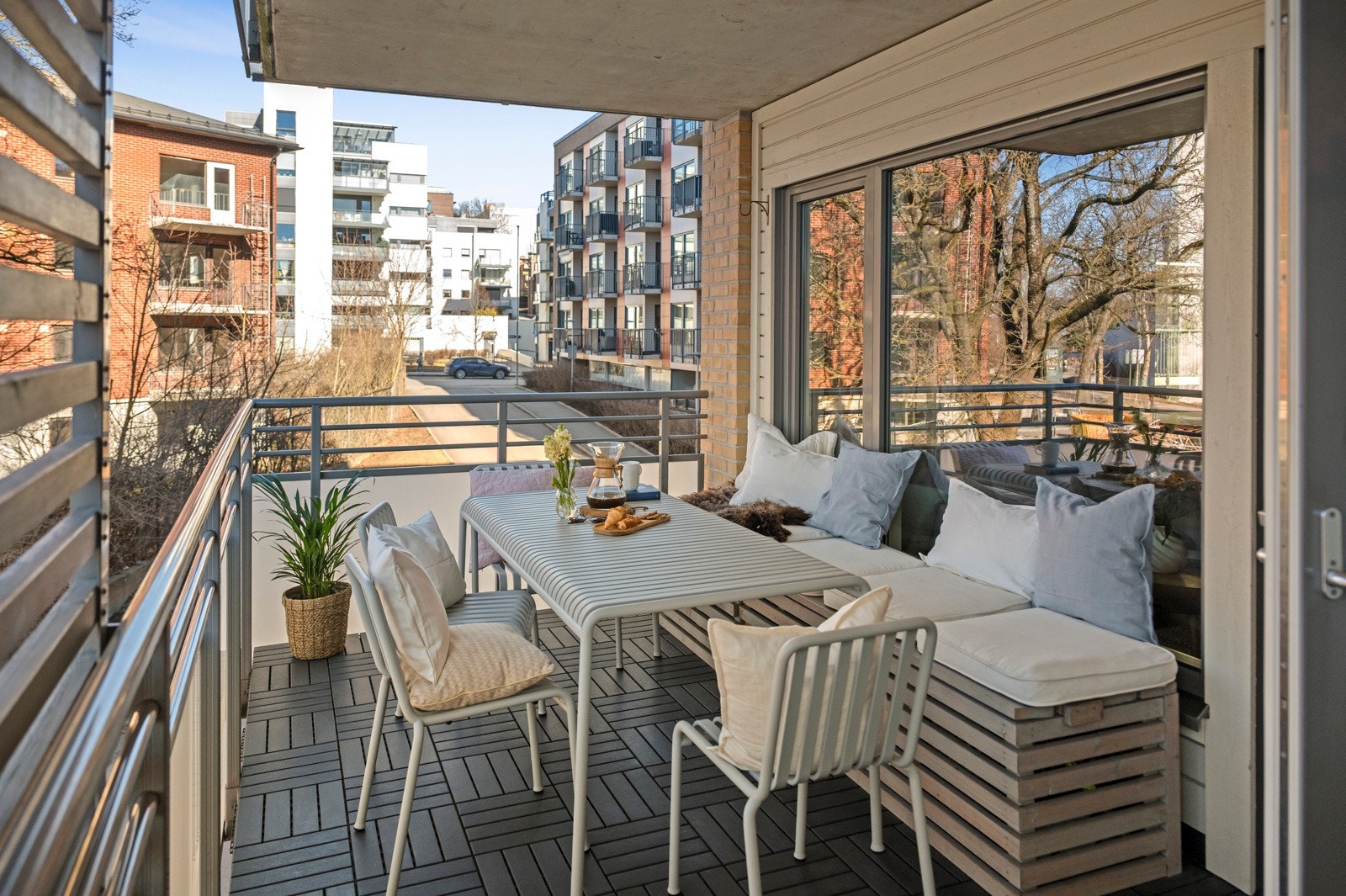 Fra stuen har leiligheten utgang til en romslig, nordvestvendt balkong Galleribilde