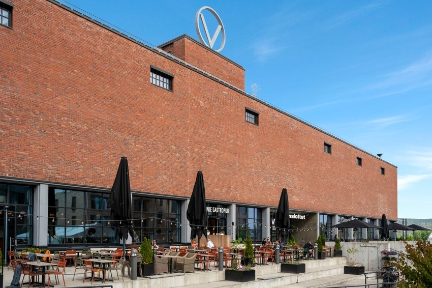 Med sin unike arkitektur og sentrale beliggenhet på Løren, er Vinslottet et naturlig midtpunkt i området, hvor du kan nyte gode måltider, handle det du trenger, eller bare ta en pause i en av de koselige kaféene Galleribilde