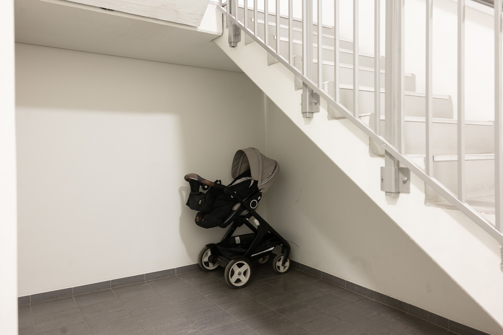 Under trappene i fellesarealet er det plass til barnevongner Galleribilde