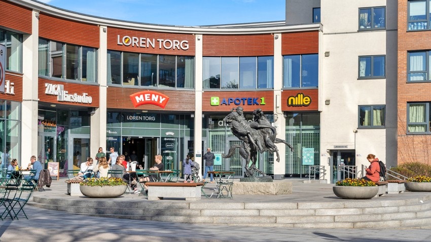 Løren Torg er bare et par miutter gange og her finner du ulike servicetilbud som resturanter, apotek og meny Galleribilde