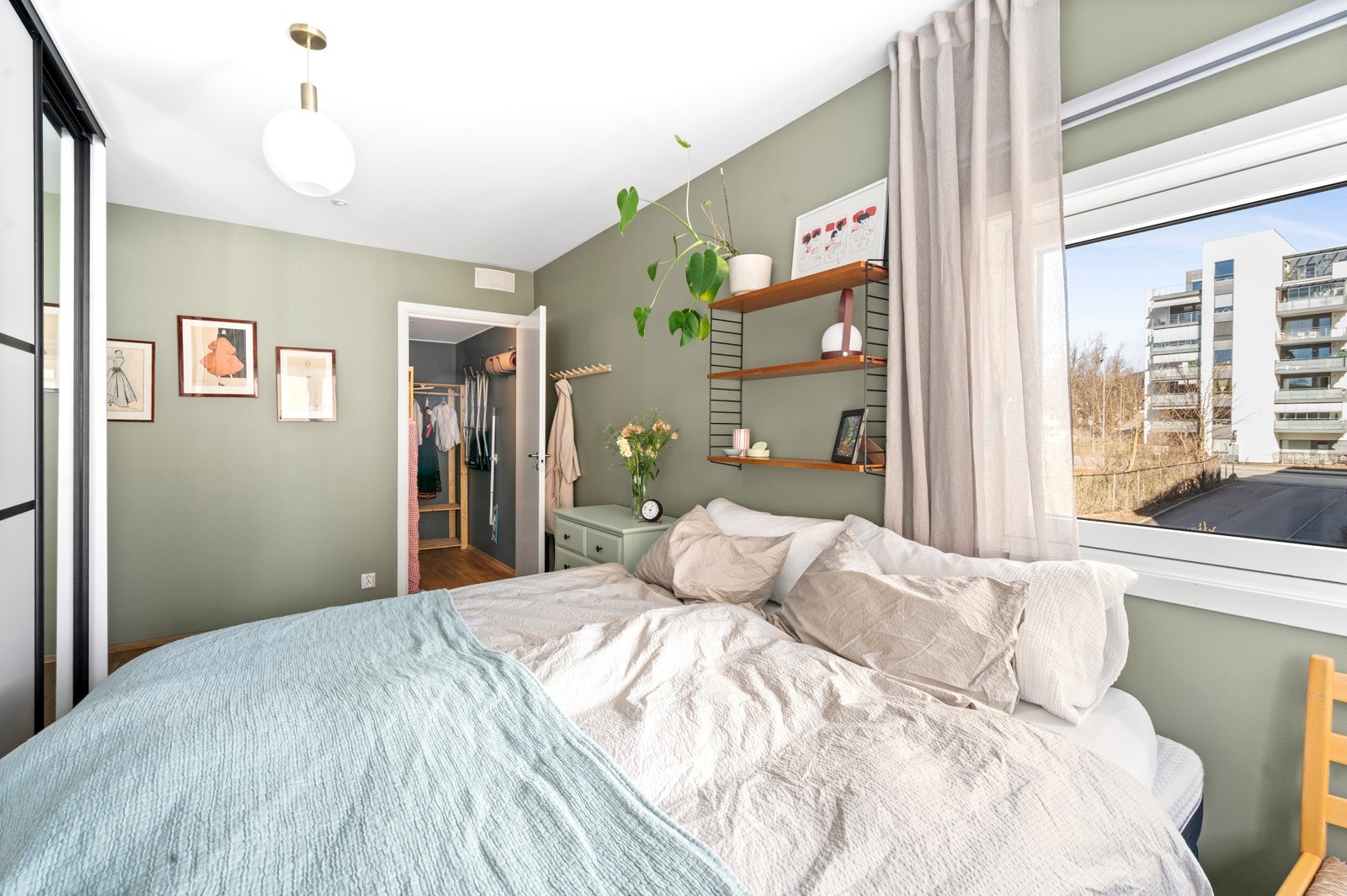 Hovedsoverom vender ut mot rolige områder og har direkte adkomst til innvendig bod/walk-in-closet Galleribilde