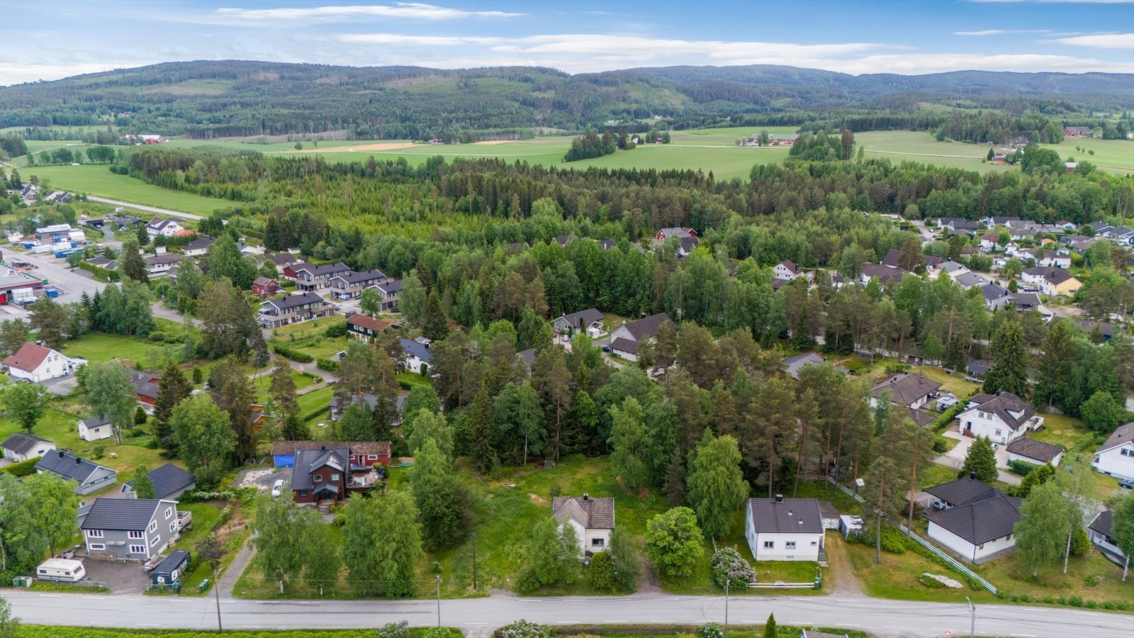 Ifølge reguleringsplan kan det søkes om å bygge enebolig eller tomannsbolig. Galleribilde