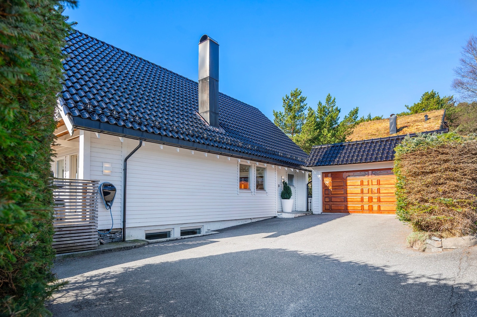 Det er montert elbil-lader. Galleribilde