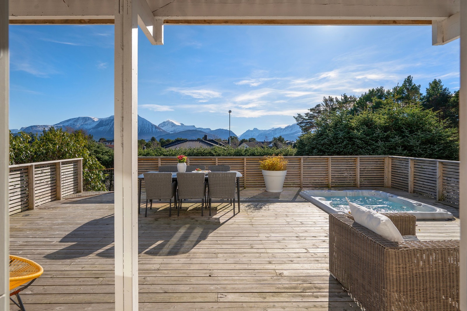 Her kan man nyte de gode solforholdene til Sunnmørsalpene i bakgrunnen. Galleribilde