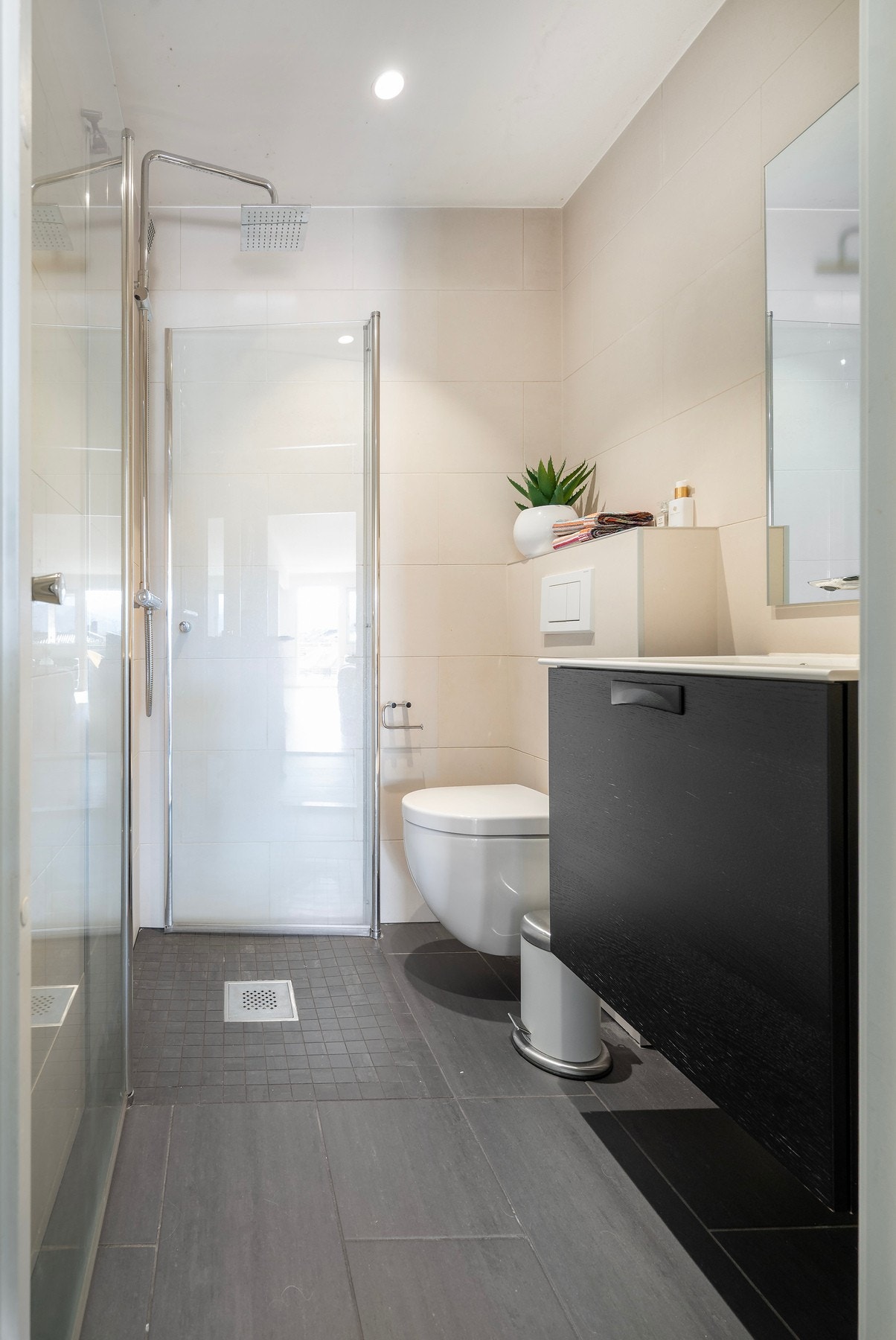 Lekkert helflislagt baderom med sort innredning. Galleribilde