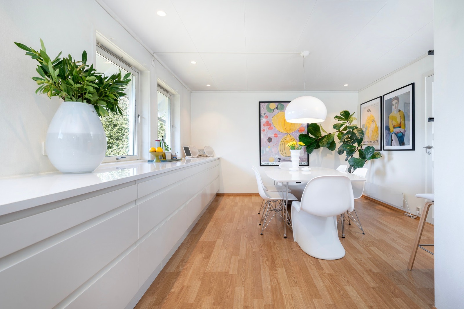 God plass til spisebord på kjøkkenet. Galleribilde