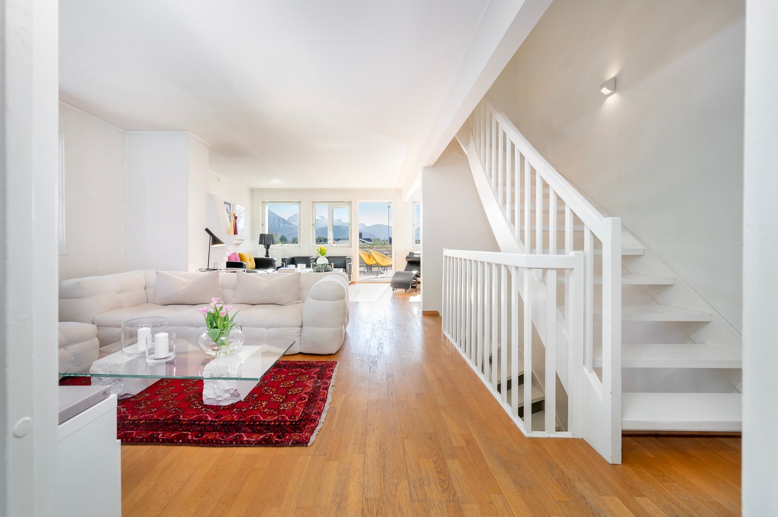 Stuen inviterer til både avslapning og sammenkomster. Galleribilde