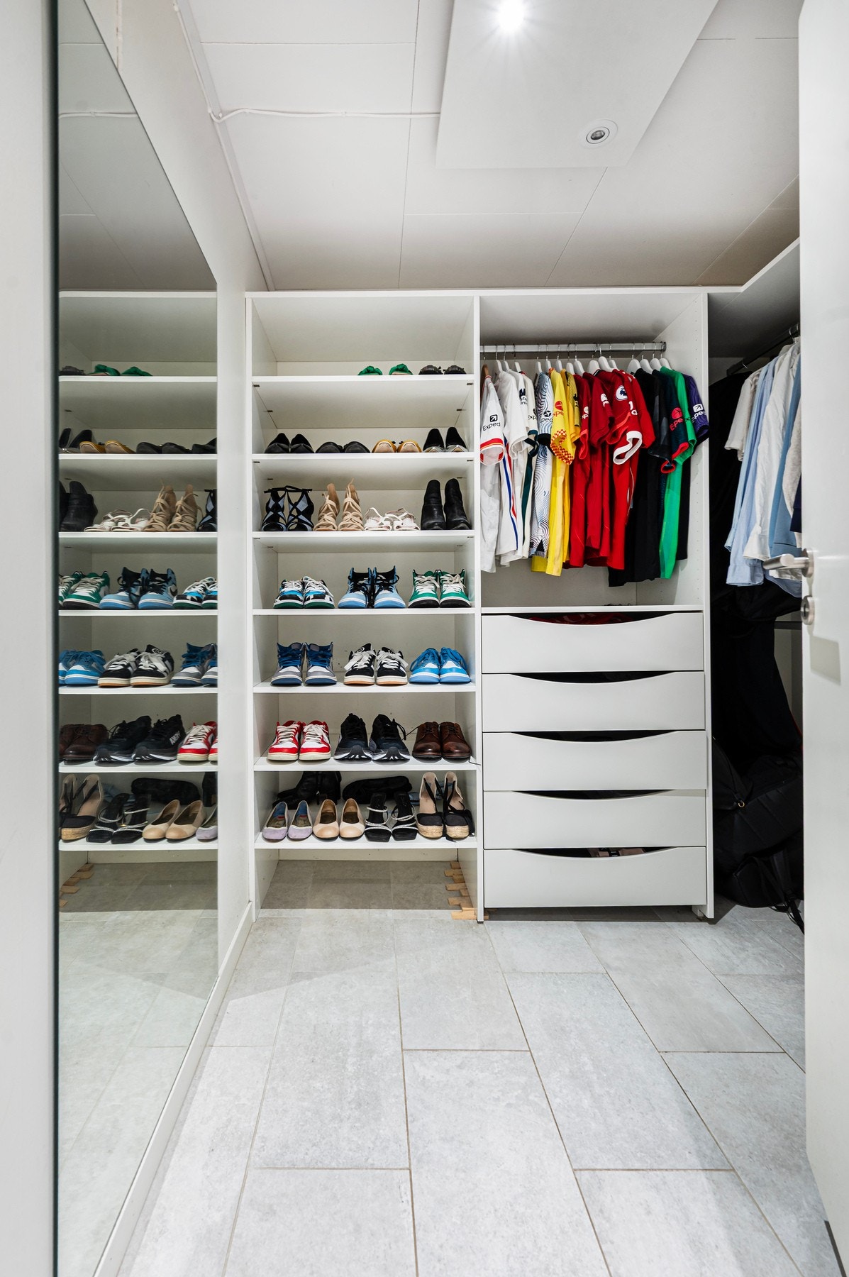 Fra bad er det inngang til bod/klesrom. Galleribilde