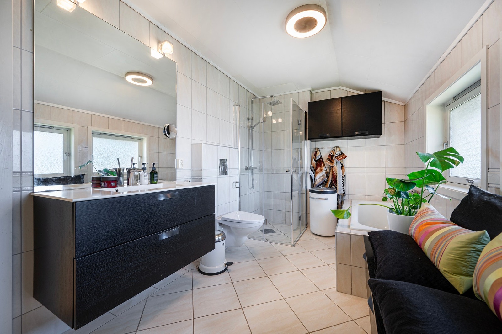 Flott helfliset bad med både badekar og dusj - et rom for velvære og avslapning etter en lang dag. Galleribilde