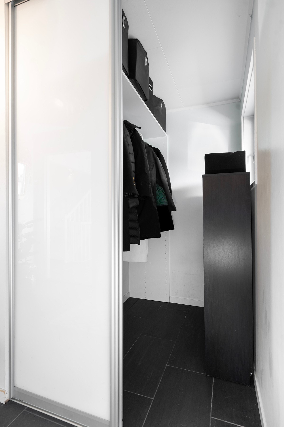 Praktisk skyvedørsgarderobe. Galleribilde