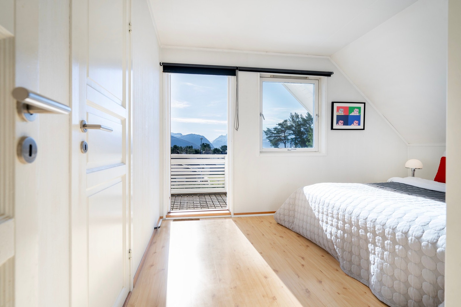 Fra hovedsoverommet har du utgang til sørvendt veranda. Galleribilde