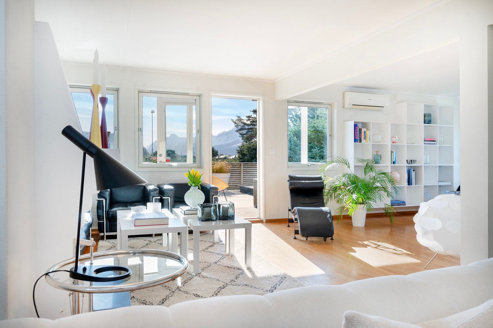 Også fra stuen har man en fantastisk utsikt over Sunnmørsalpane. Galleribilde