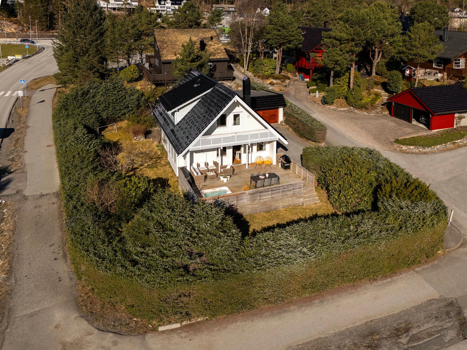 På baksiden av huset er det også tillaget med terrasse på ca. 29 kvm. Galleribilde