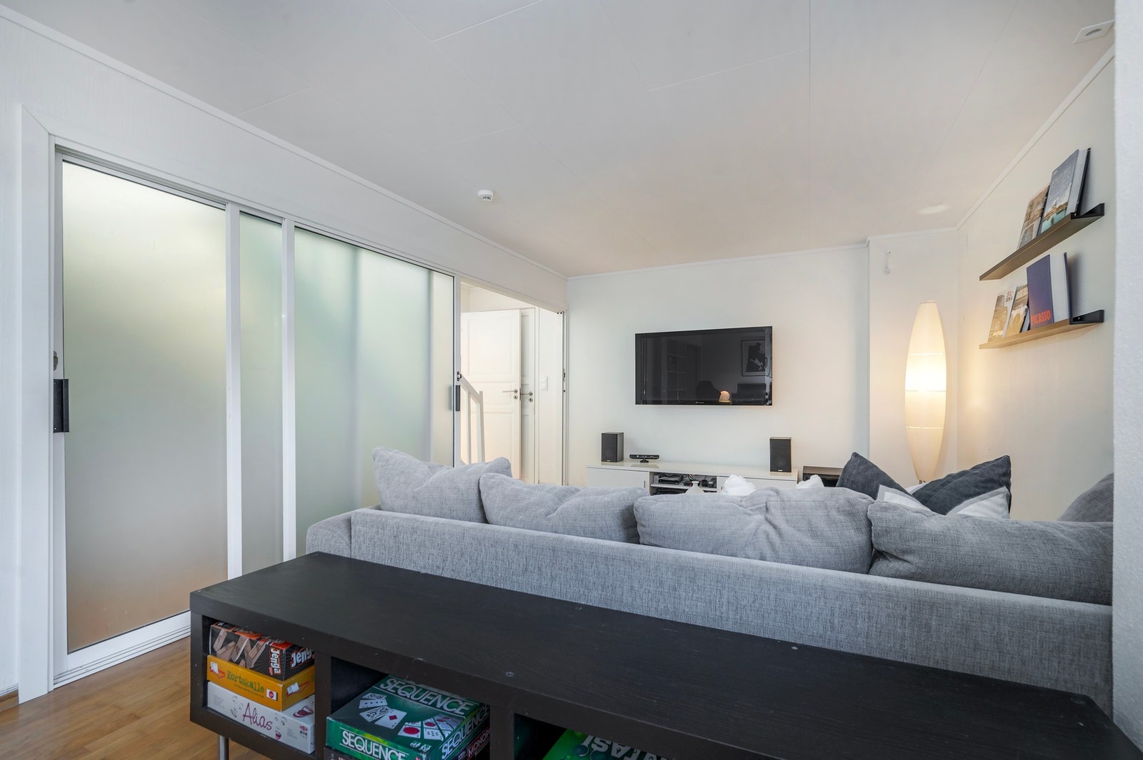 Romslig stue. Galleribilde