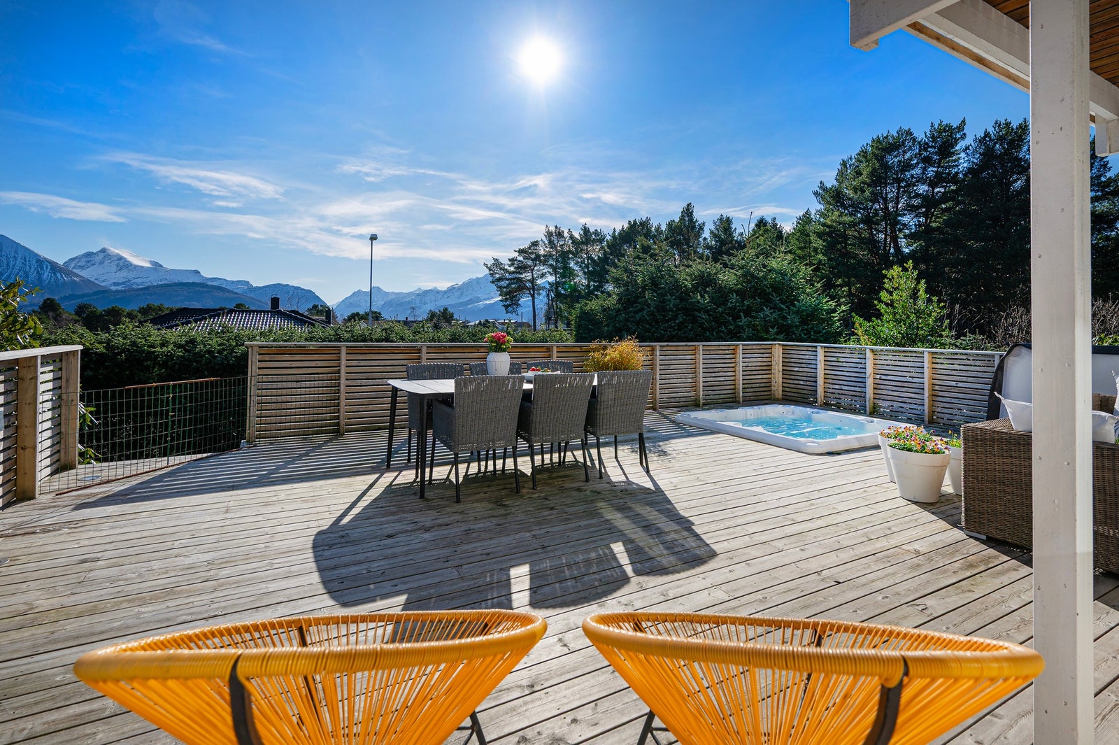 Mot sør er eiendommen opparbeidet med platting på ca. 56 kvm. Galleribilde