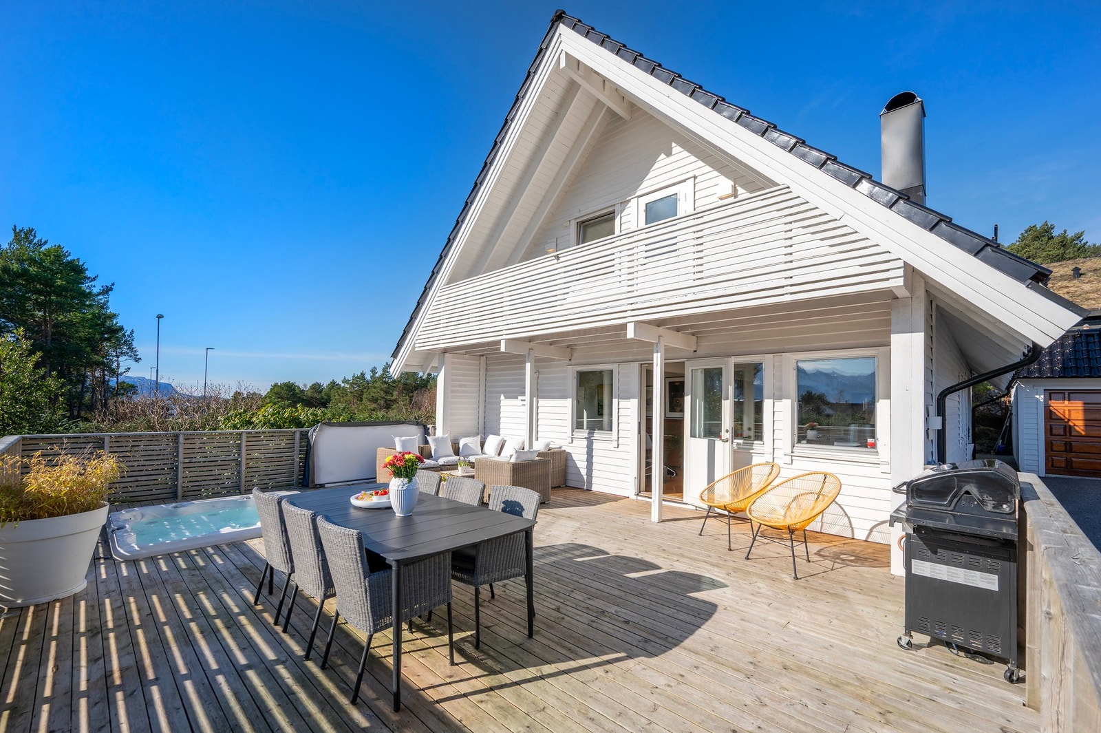 Eiendommen har et fint opparbeidet uteområde... Galleribilde