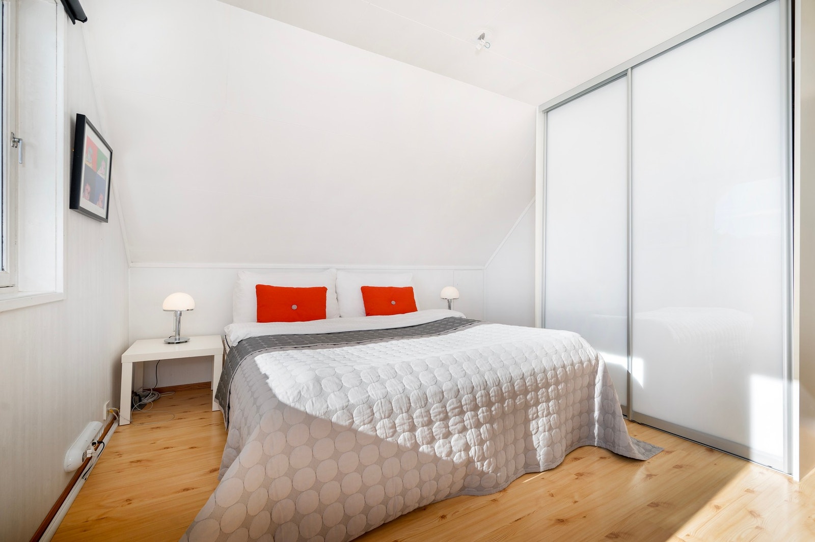 Her er god plass til dobbeltseng og tilhørende nattbord. Galleribilde