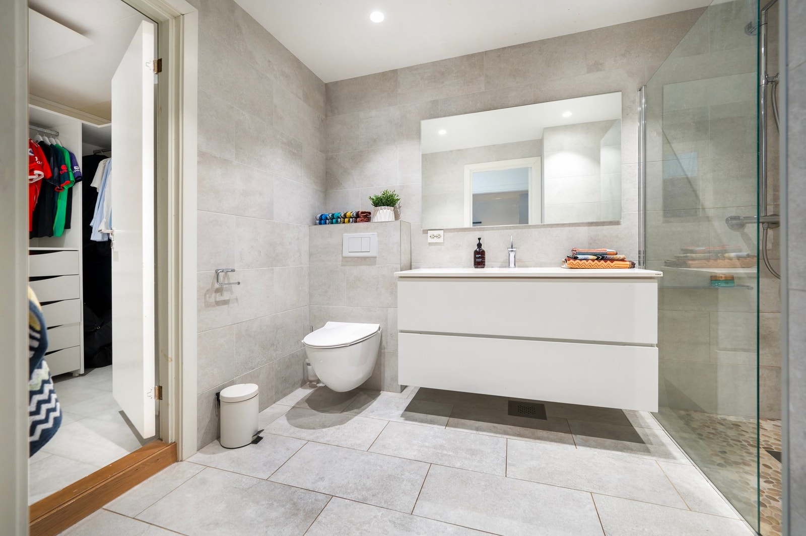 Pent baderom i underetasjen. Galleribilde