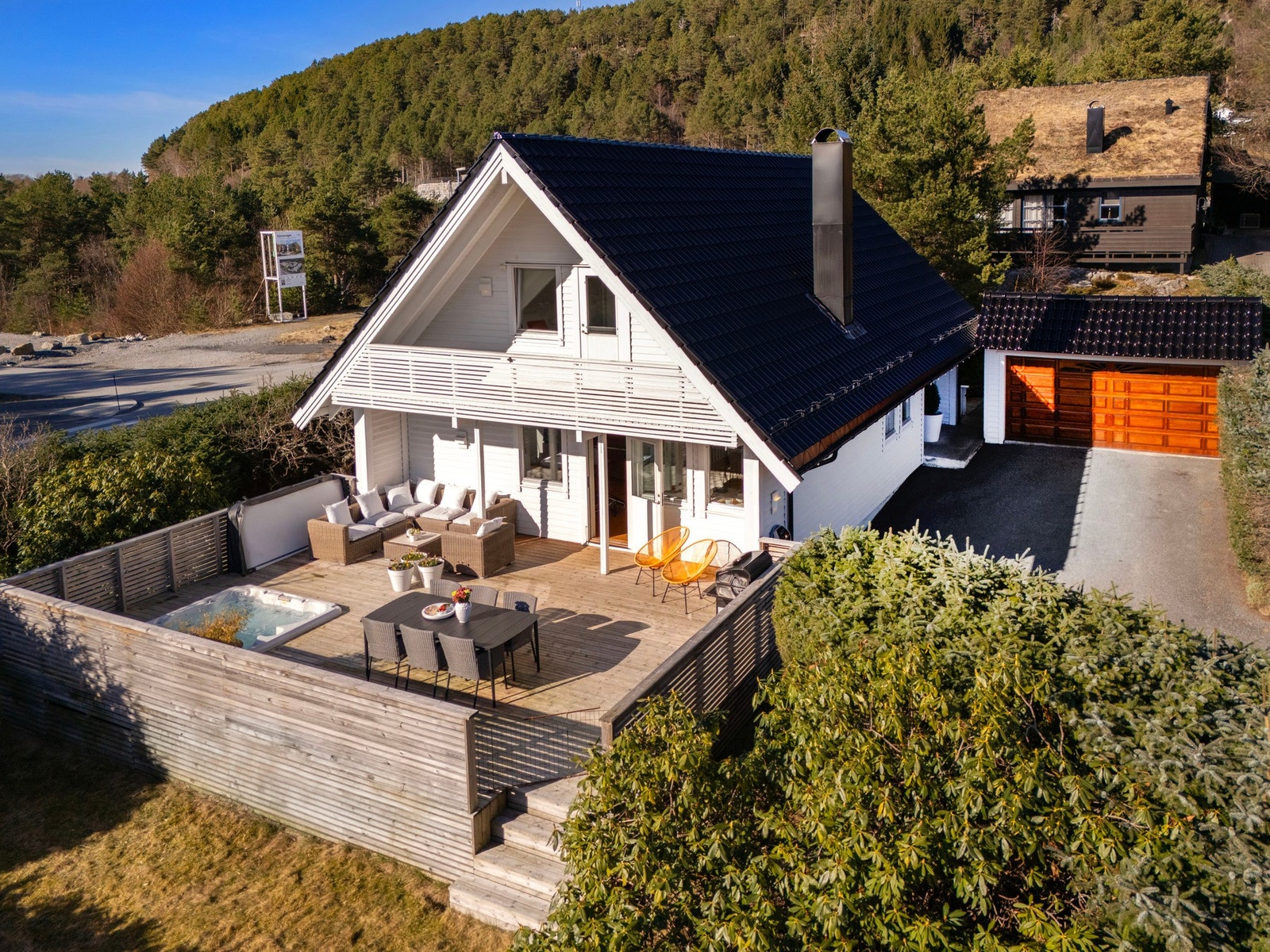 Uteplassen er et naturlig samlingspunkt, med plass til både grillfester og stille stunder. Galleribilde