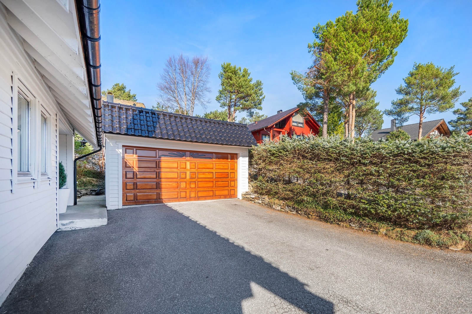 Det er også oppført en dobbel garasje på tomten. Galleribilde