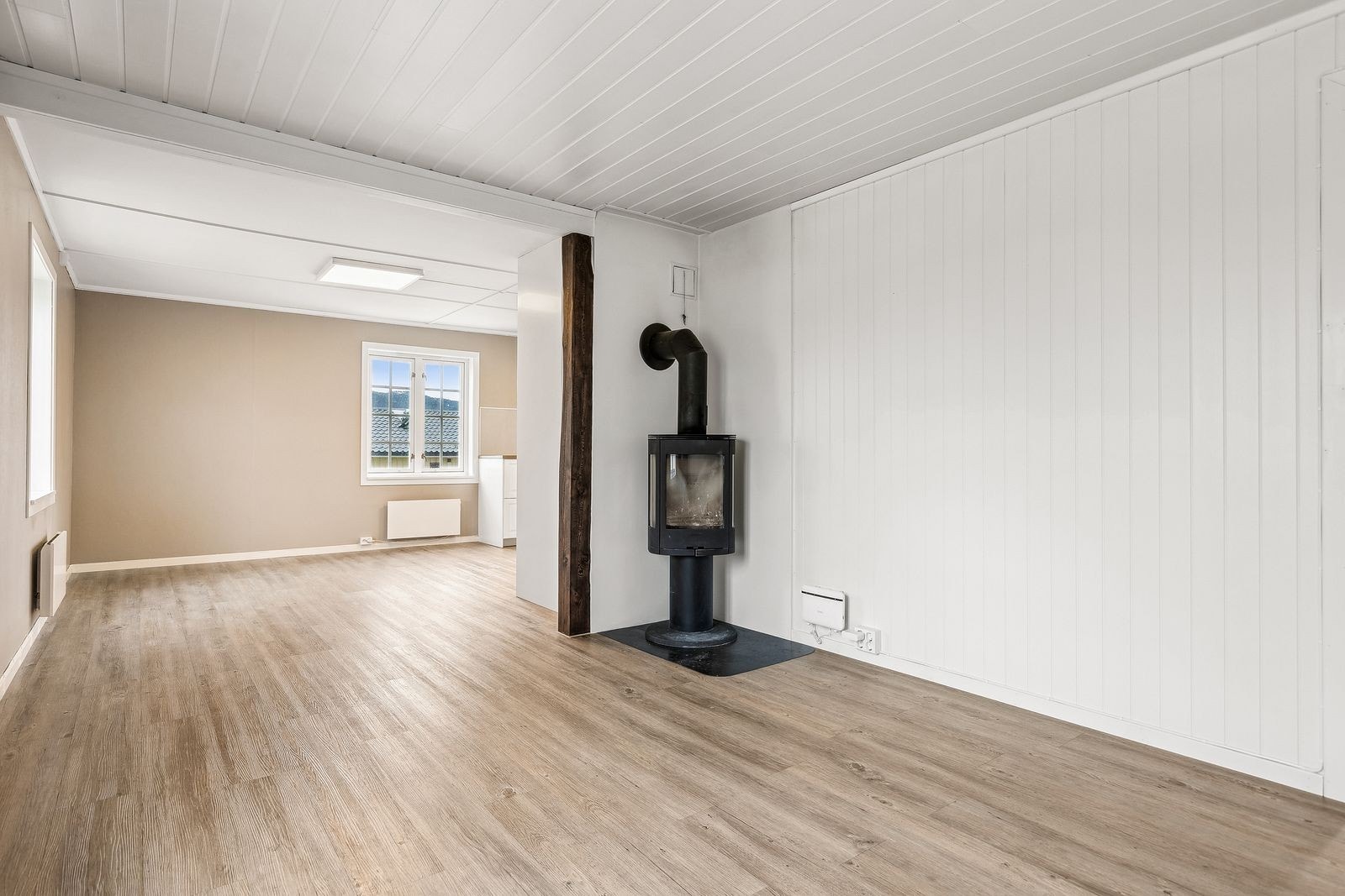 Stuen varmes opp av elektrisitet - Det er også en funksjonibel vedovn i stuen som gir godt med varme Galleribilde