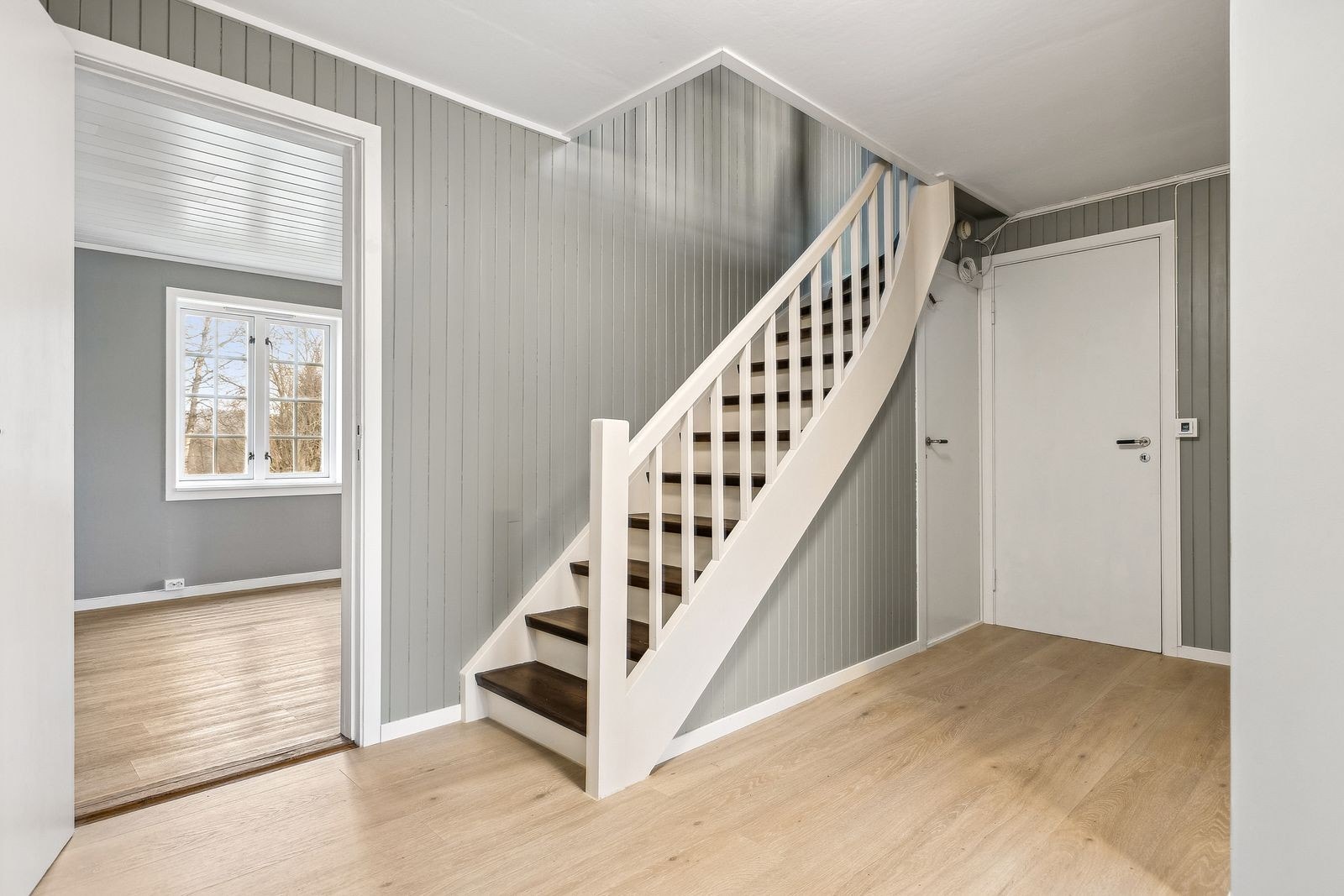 Entre og mellomgang er romslig og har god pass til oppbevaring Galleribilde