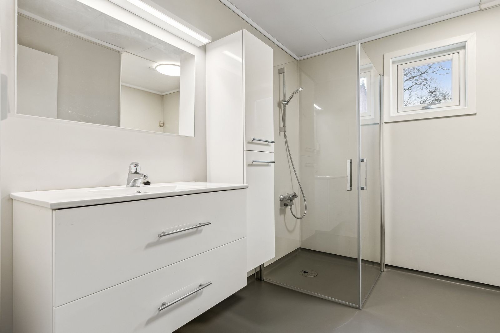 På badet er det mulighet for å sette inn vaskemasin og tørketrommel Galleribilde