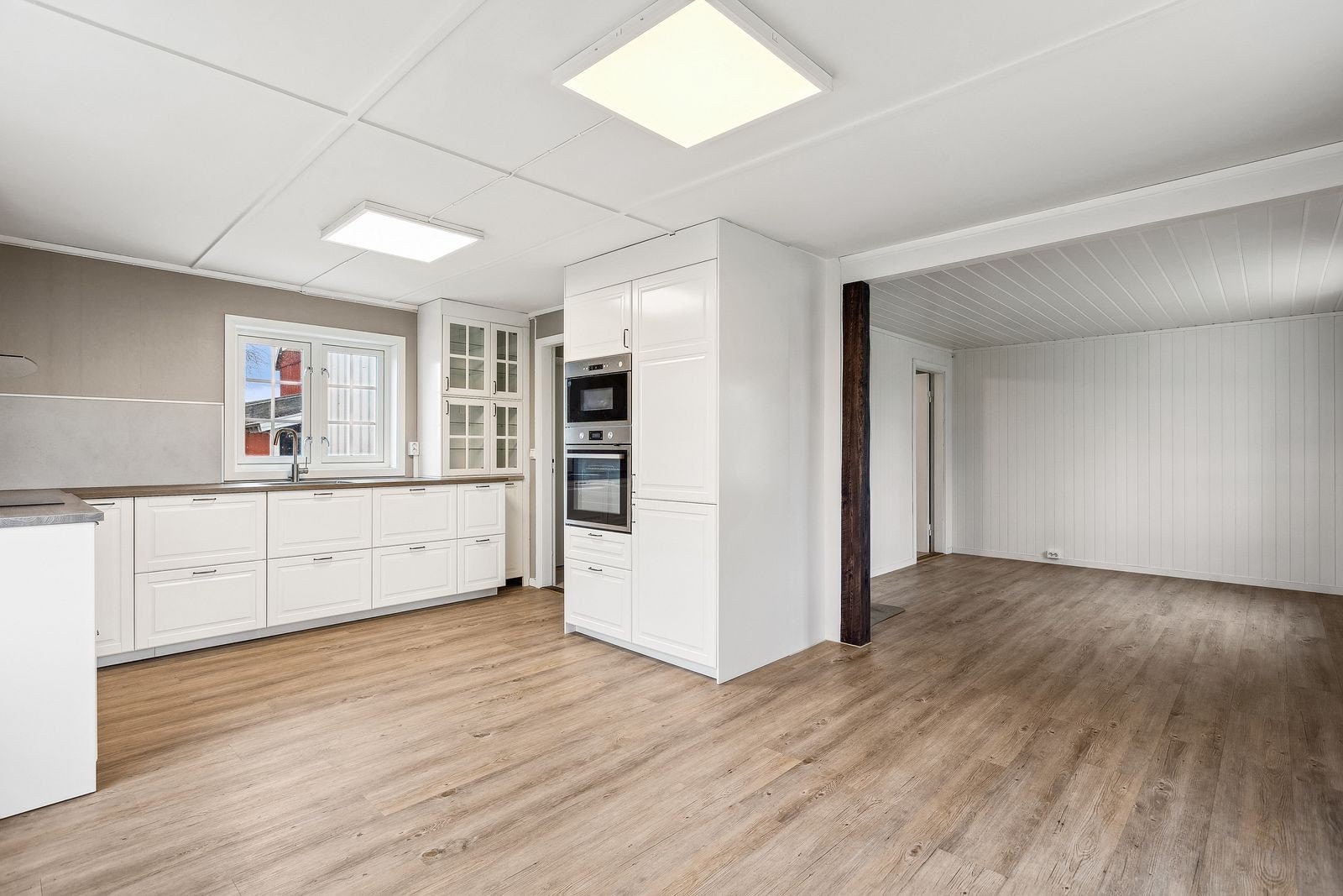 Huset er nyere oppgradert og holder en gjennomgående god stand - Stue og kjøkken i åpen løsning Galleribilde