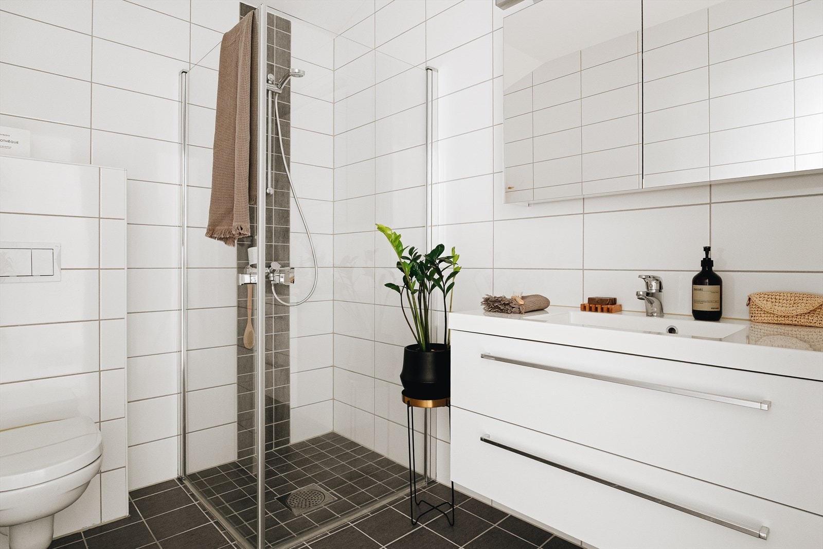 Fra gangen kommer du videre inn til et av boligens tre bad! Galleribilde