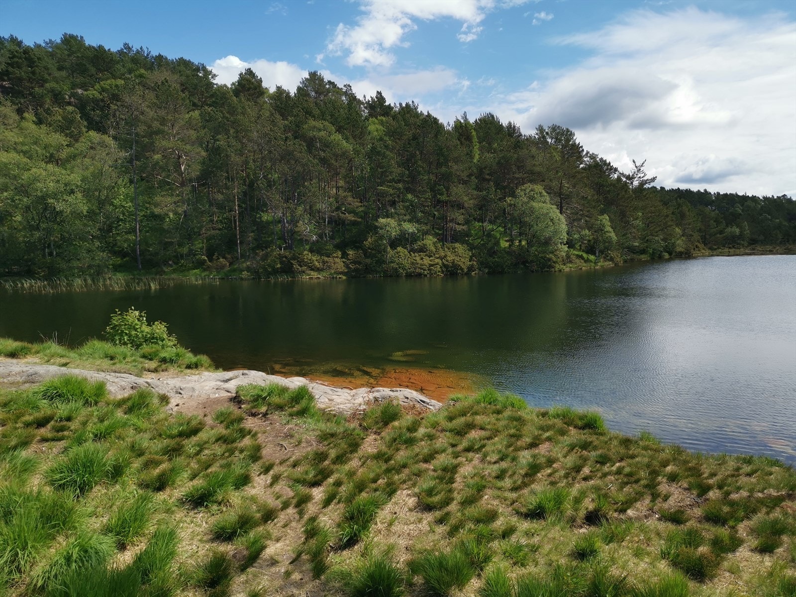 Bilde av badevannet "Stemmen" like bortenfor huset. . En av de mest populære badeplassene i Mathopen. Ca 350 meter fra eiendommen. Galleribilde