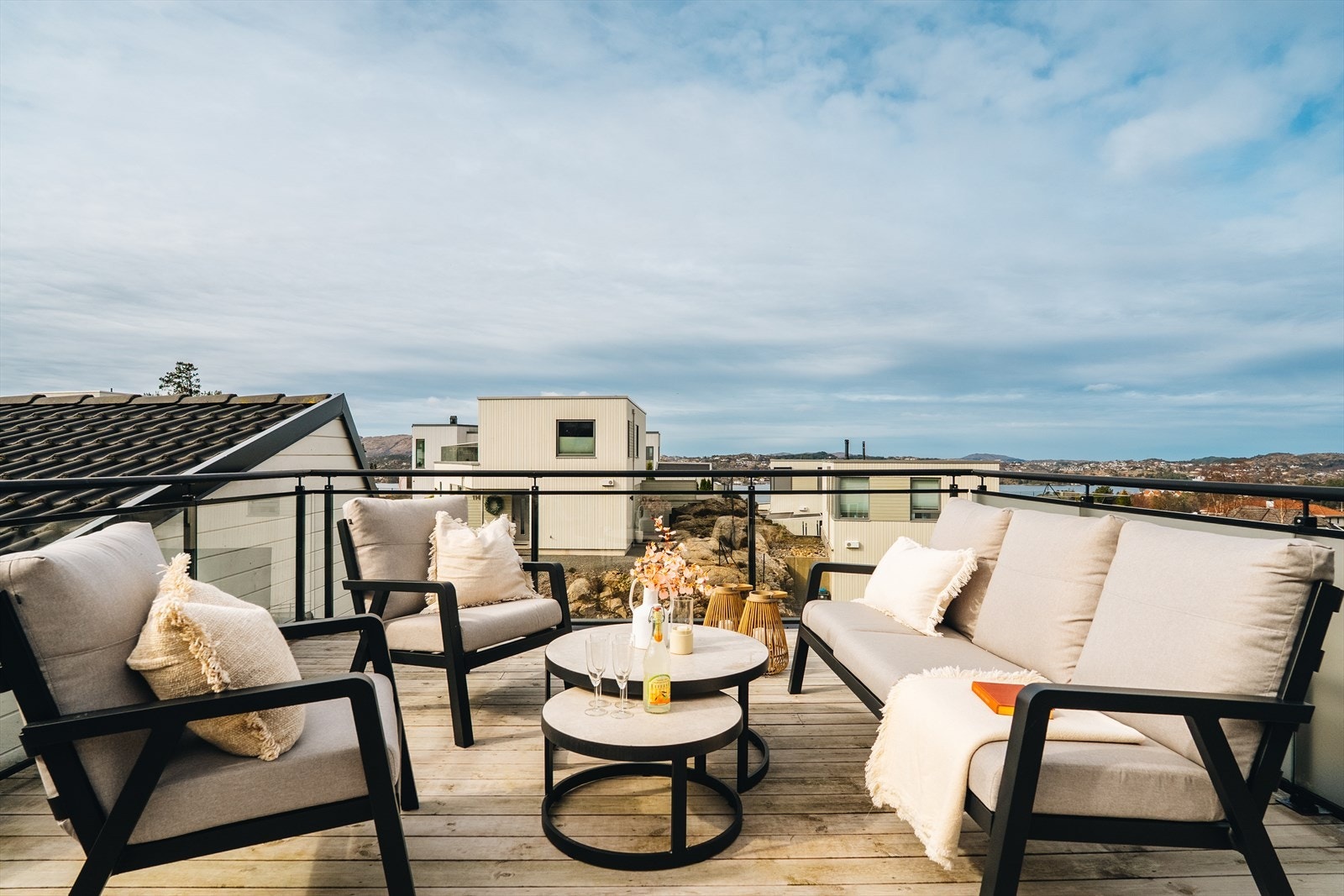 Fra 2.etasje er det utgang til privat takterrasse som er på hele 18,4kvm! | Her kan du nyte solen helt til den går ned! Galleribilde