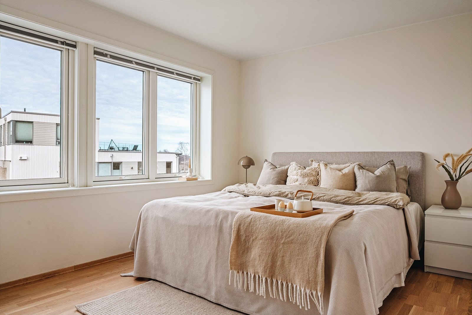 Hovedsoverommet måler hele 15kvm og har eget tilhørende bad! Galleribilde