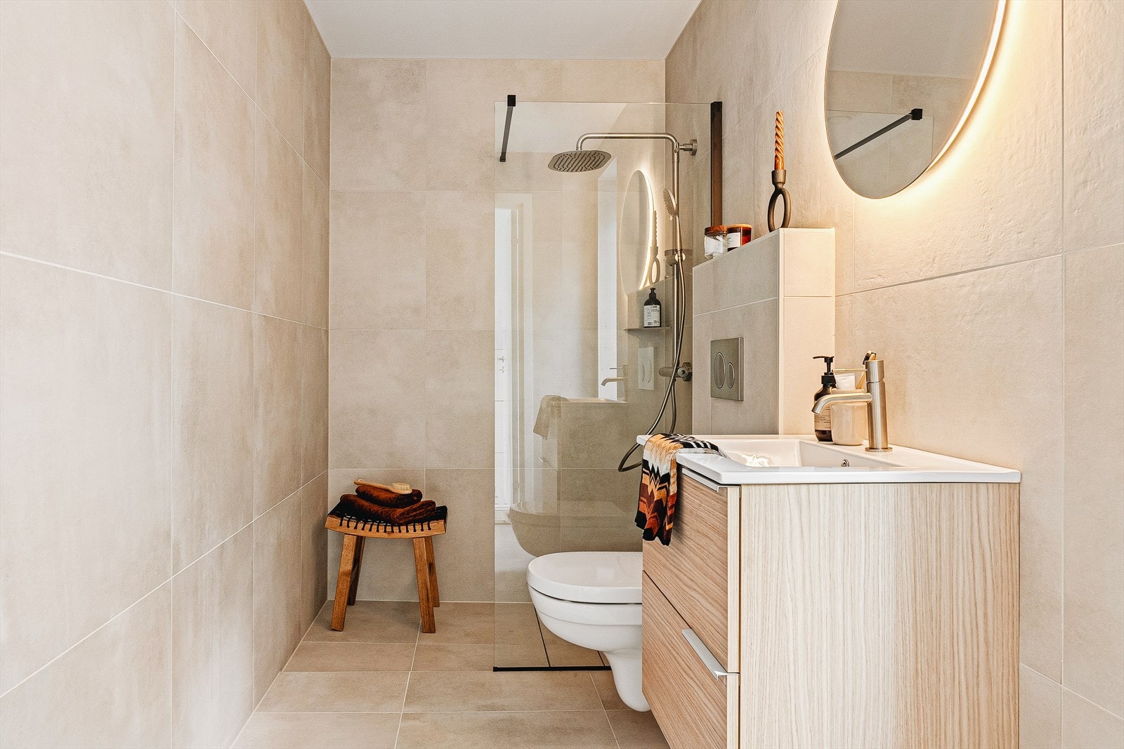 Lekkert nyoppusset bad fra 2025 som er tilhørende til hoved soverommet | Merk de store fine flisene! Galleribilde