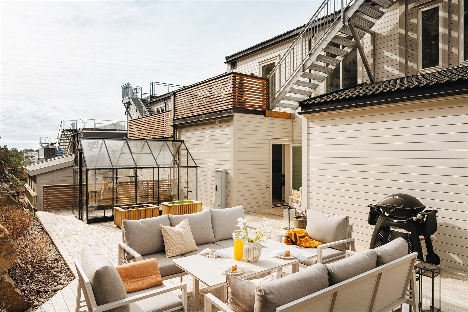 Terrassen i 1.etasje måler hele 63,6kvm! Galleribilde