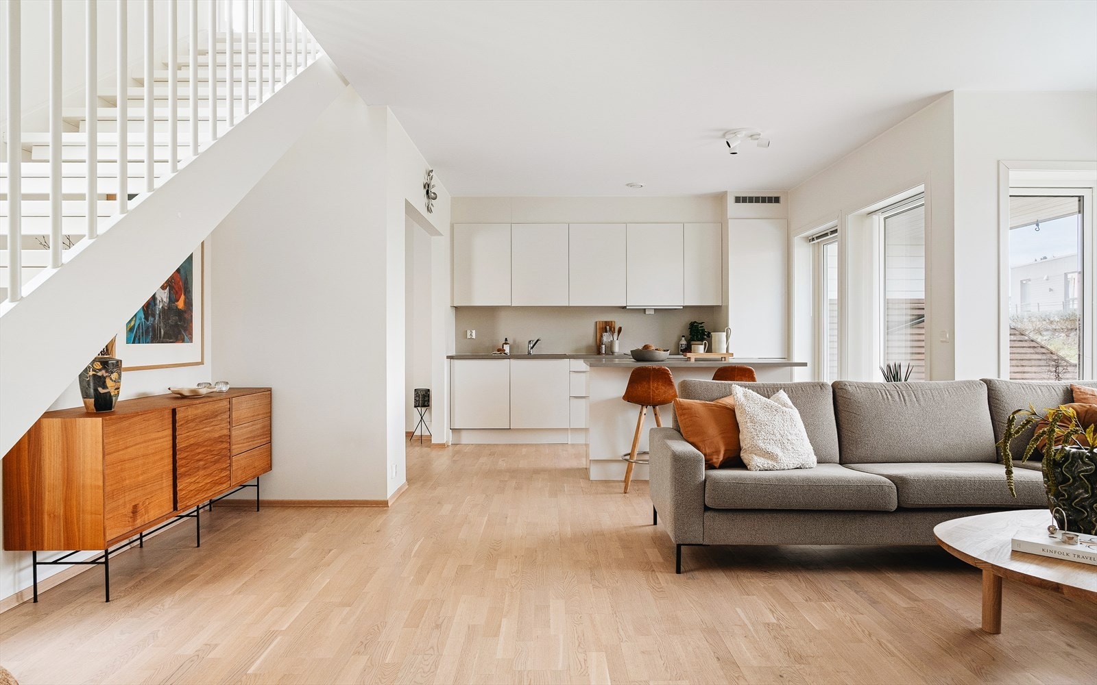 Boligen har åpen stue- og kjøkkenløsning. Galleribilde