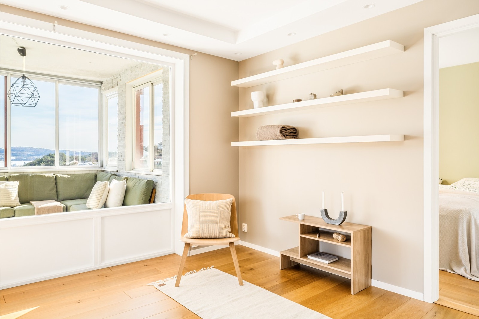 Stuens størrelse gjør mulighetene fleksible for møblering i ulike soner. Galleribilde