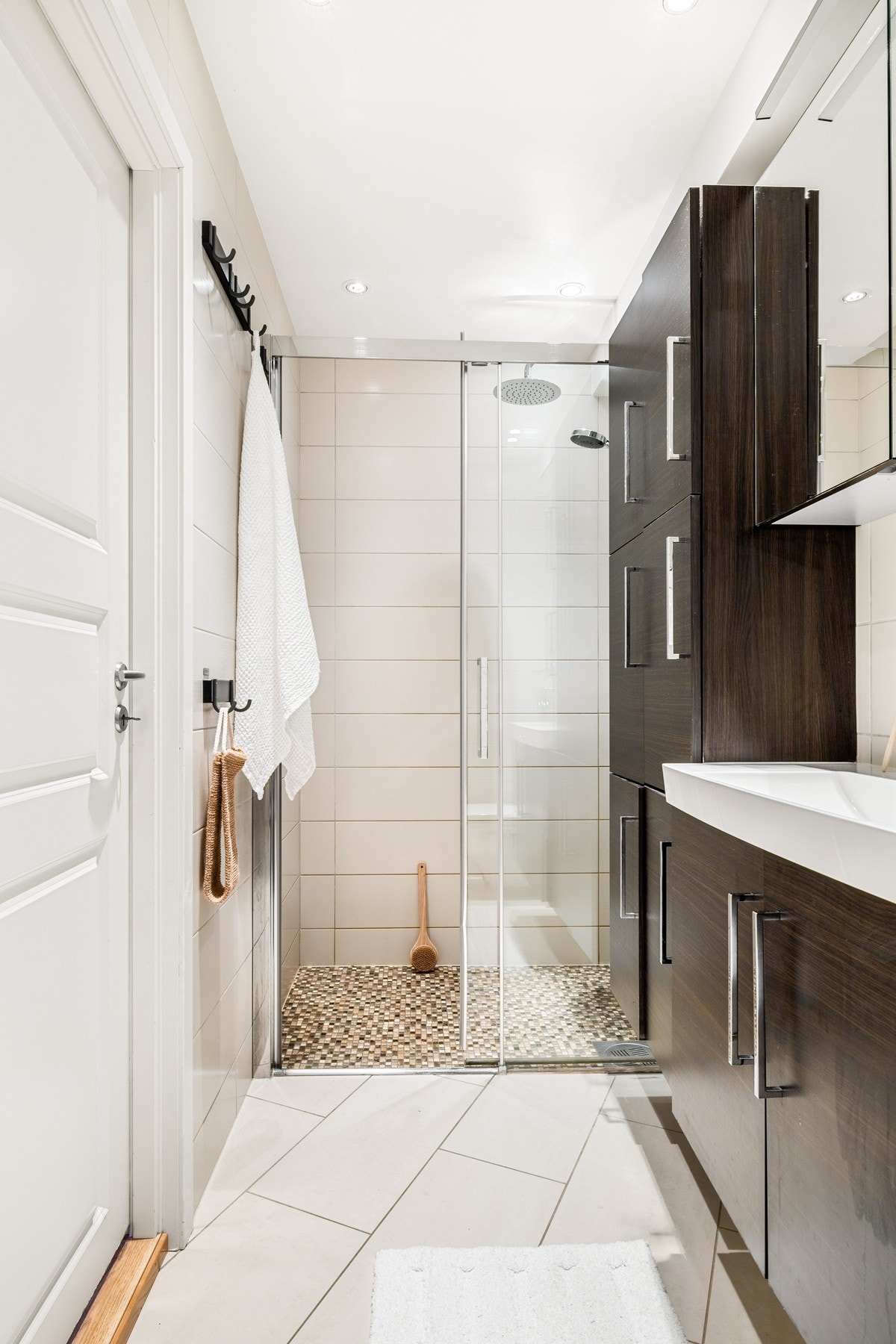 Badet er avlangt og utformingen gjør det enkelt med opplegg for vaskemaskin/tørketrommel. Galleribilde