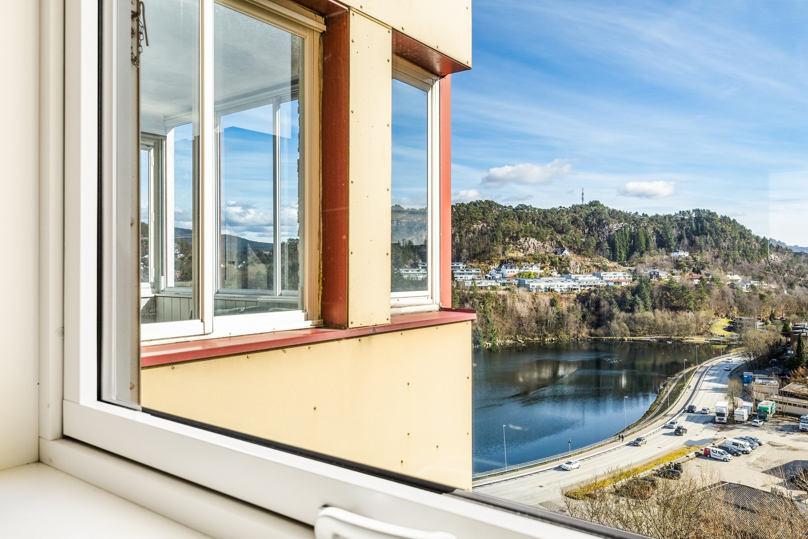 Fra balkong har man nydelig utsikt retning Haakonsvern. Galleribilde