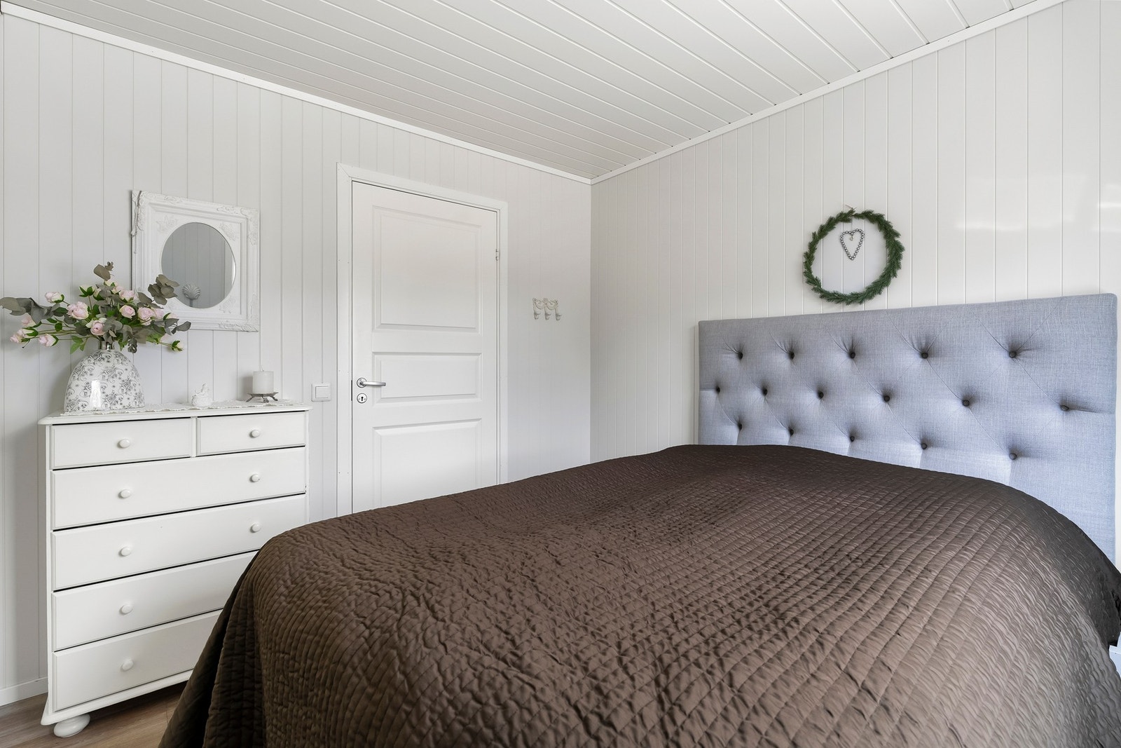 Soverommet i første etasje er lyst og luftig. Galleribilde