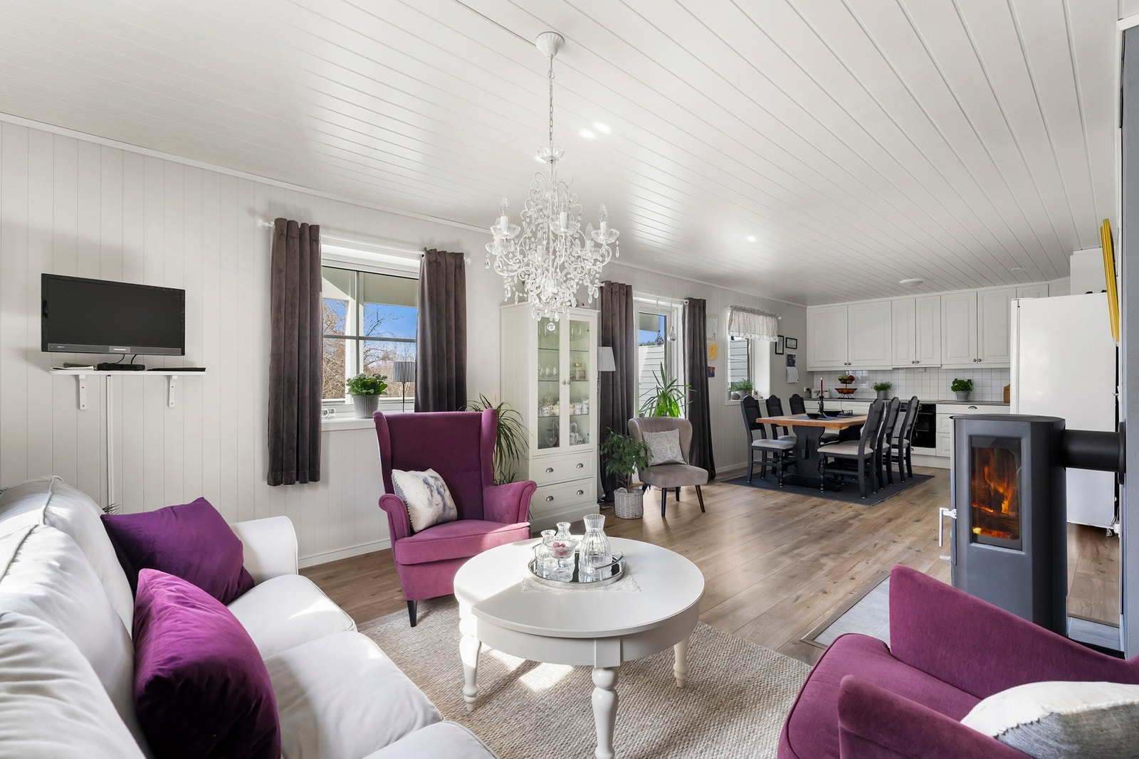 Videre inn fra gangen kommer du til stua og kjøkkenet. Galleribilde