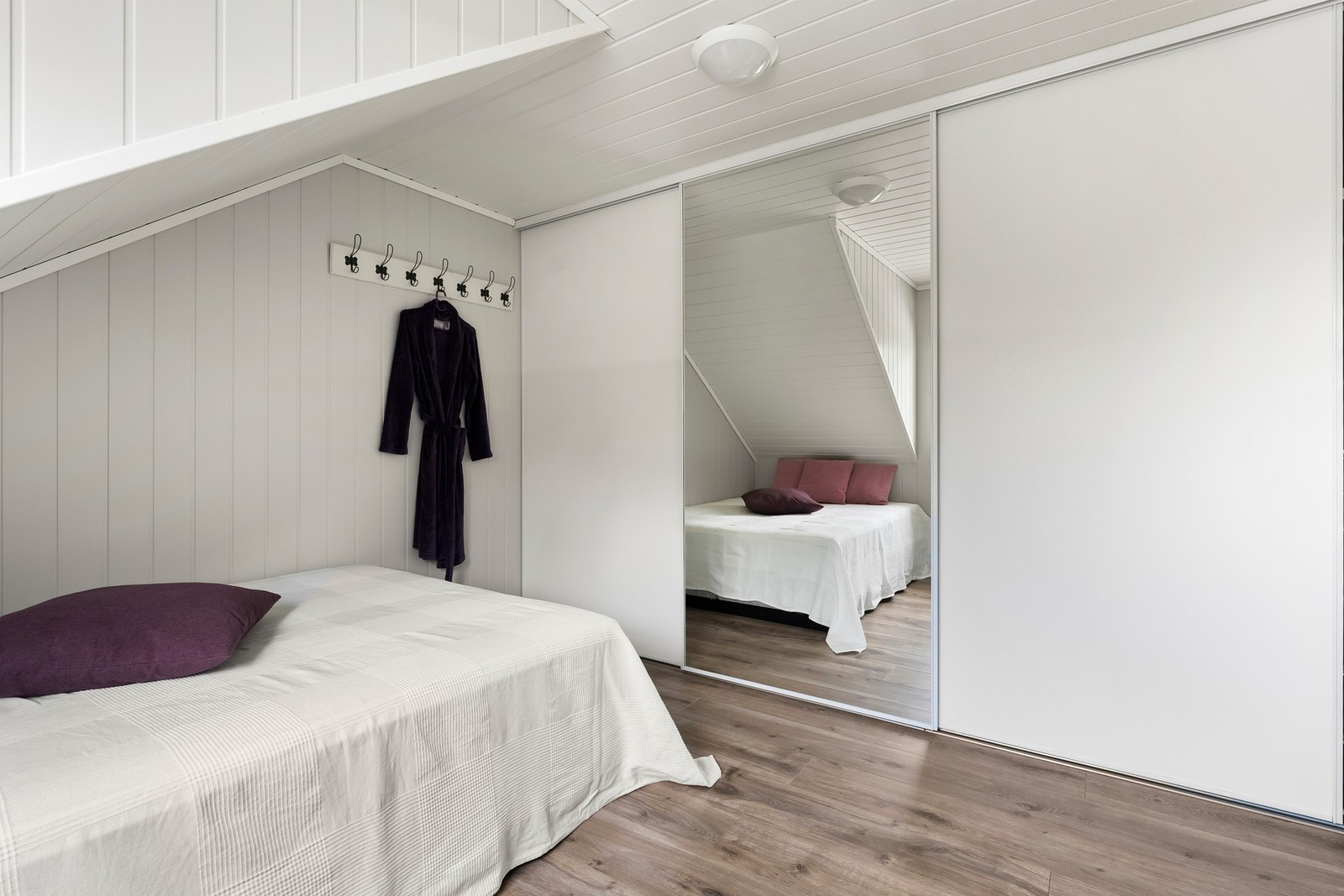 Innbydende soverom som enkelt kan møbleres med en stor seng og arbeidskrok eller lesekrok. Galleribilde