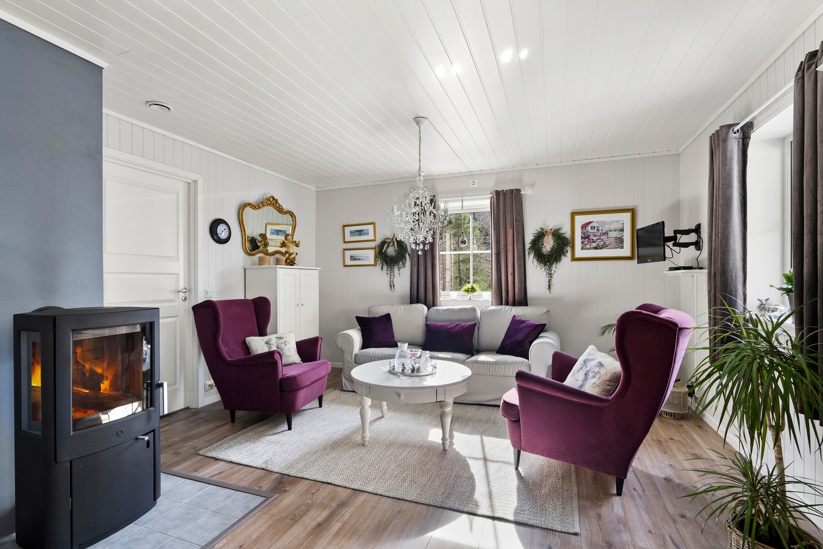 Her kan man nyte solen fra morgen til kveld, enten på den store verandaen eller gjennom kjøkkenvinduet. Galleribilde